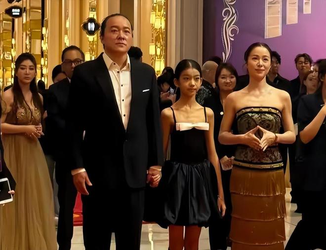 一天3个瓜！昔日顶流离婚，天后女儿和女星同居，钢琴家被控诉