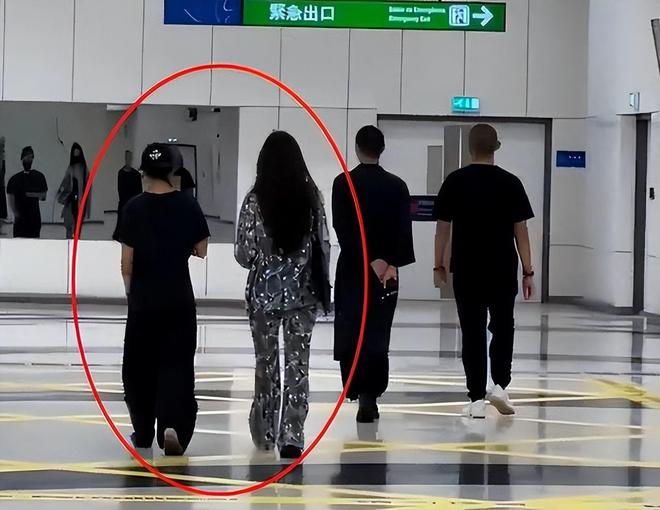 一天3个瓜！昔日顶流离婚，天后女儿和女星同居，钢琴家被控诉