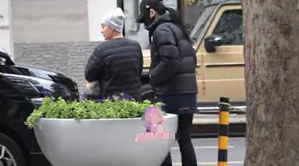 阿娇与皇甫圣华挽手逛街，曾贴脸庆生一同出游，是朋友还是闺蜜？