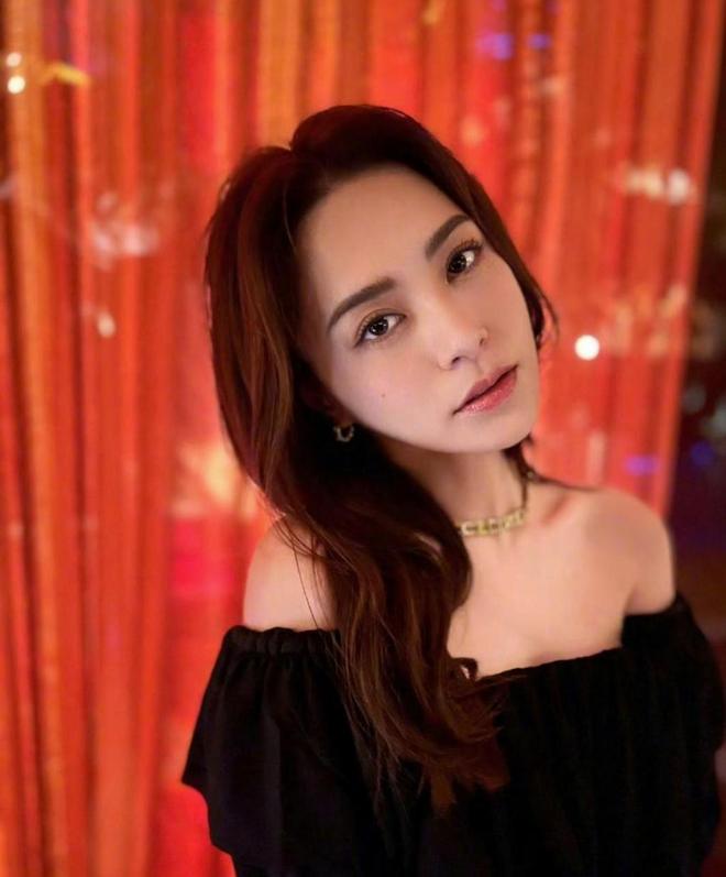 阿娇与皇甫圣华挽手逛街，曾贴脸庆生一同出游，是朋友还是闺蜜？