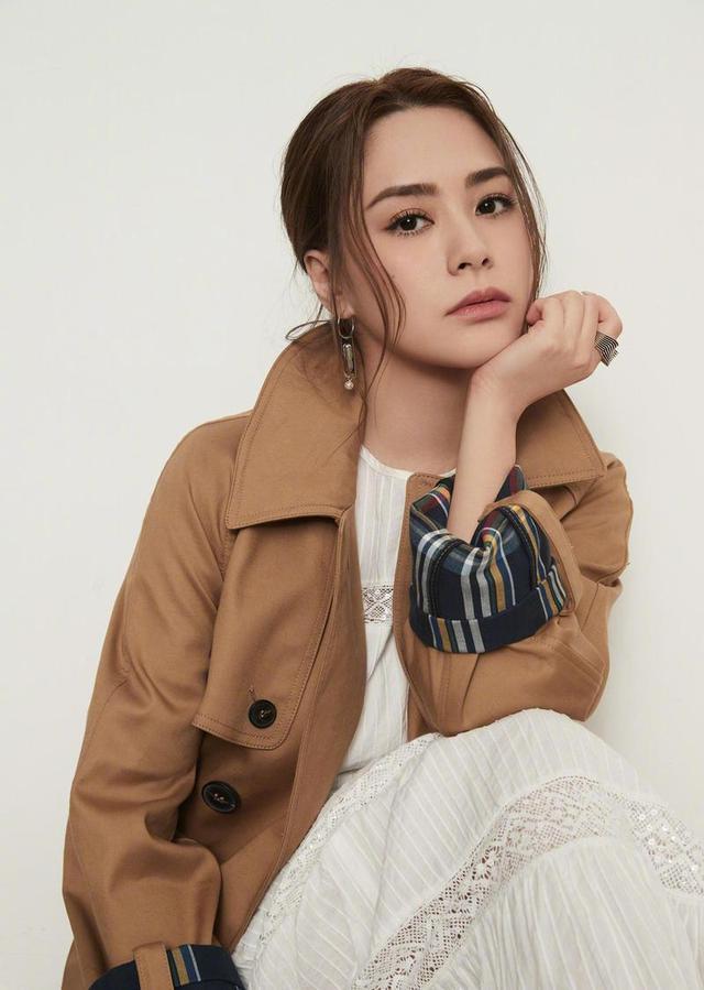 阿娇与皇甫圣华挽手逛街，曾贴脸庆生一同出游，是朋友还是闺蜜？