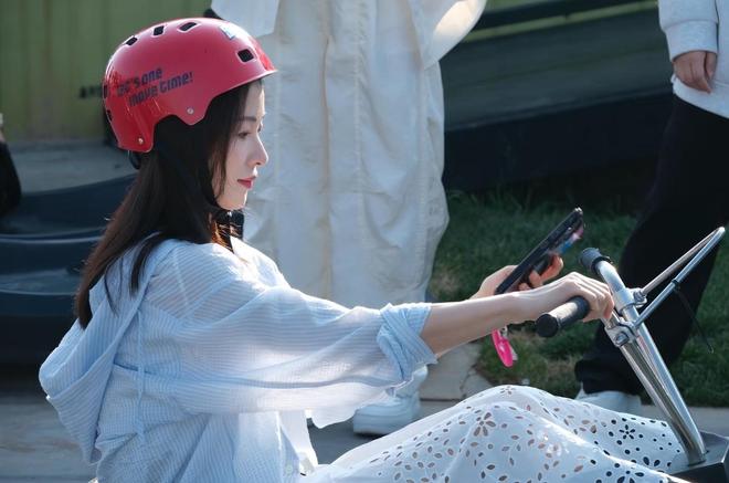 42岁江一燕离婚后，李晟黄英蒋一侨留言鼓励，温暖了半个娱乐圈