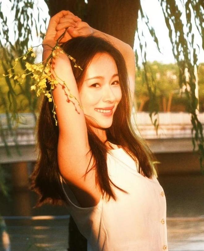 42岁江一燕离婚后，李晟黄英蒋一侨留言鼓励，温暖了半个娱乐圈