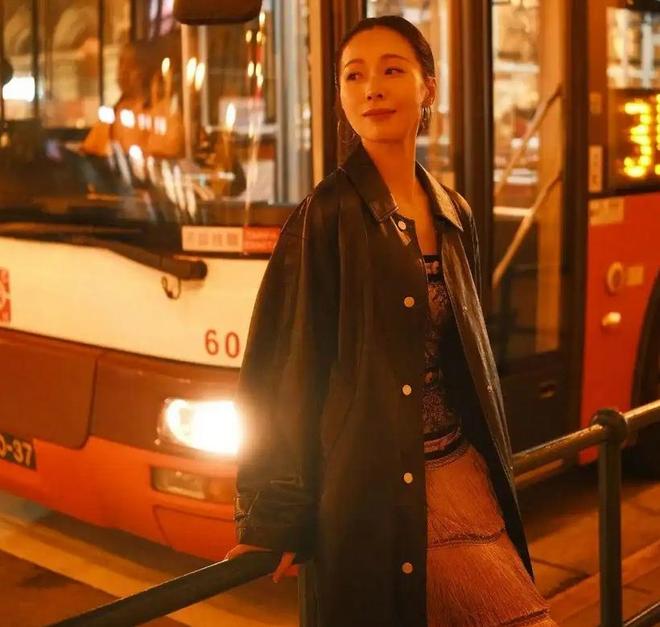 42岁江一燕离婚后，李晟黄英蒋一侨留言鼓励，温暖了半个娱乐圈