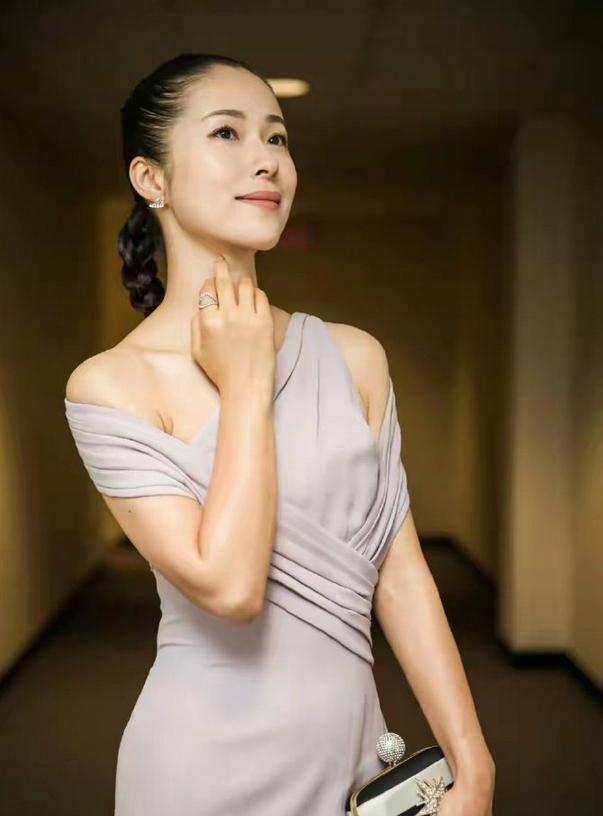 42岁江一燕离婚后，李晟黄英蒋一侨留言鼓励，温暖了半个娱乐圈