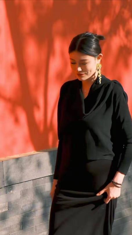 36岁葛荟婕官宣新恋情，男友小自己一轮，她真走出汪峰情伤了吗？