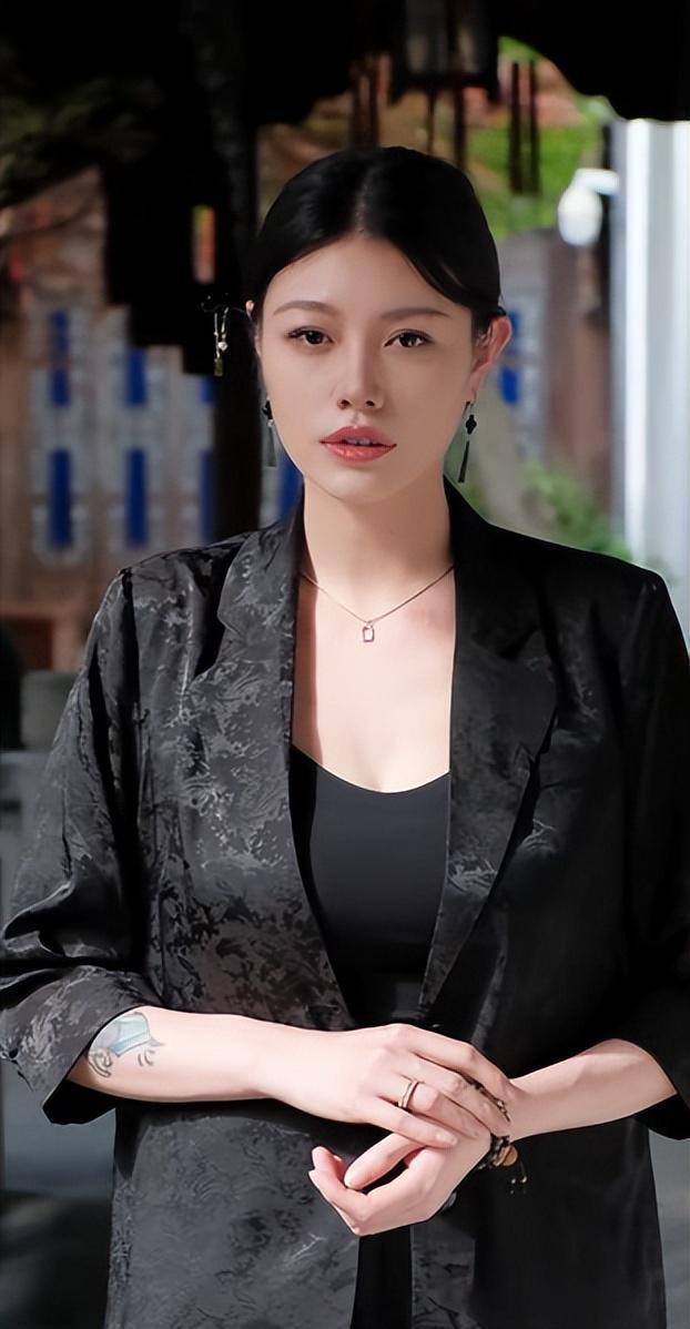 36岁葛荟婕官宣新恋情，男友小自己一轮，她真走出汪峰情伤了吗？