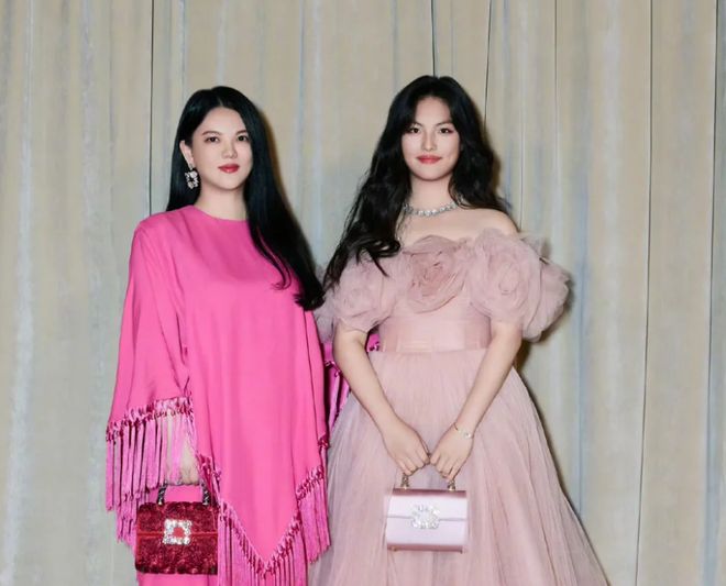 太尴尬！李湘晒图暴露王诗龄背后蛐蛐周也，被发现后连忙上线删除
