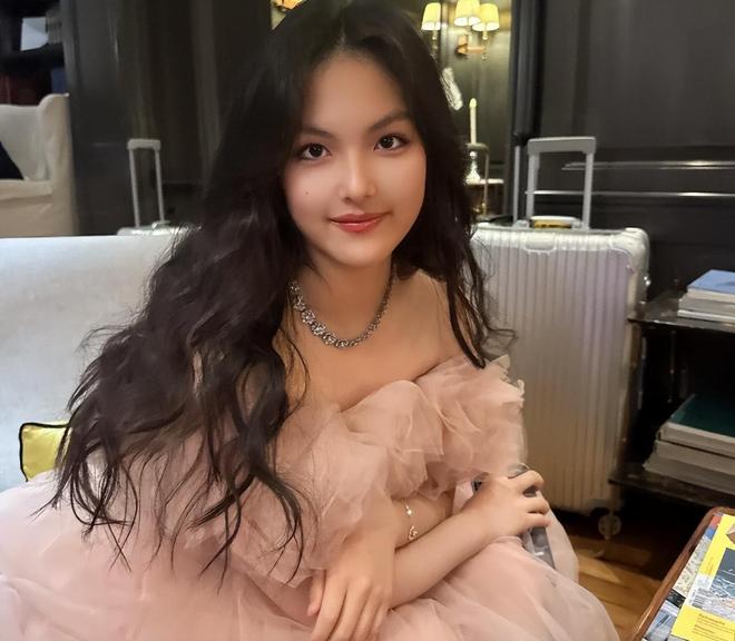 太尴尬！李湘晒图暴露王诗龄背后蛐蛐周也，被发现后连忙上线删除