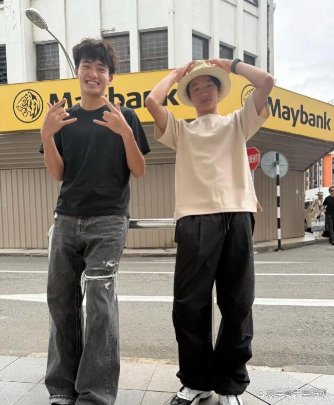 香港地铁偶遇费曼杨阳洋 《爸爸去哪儿》友情再续