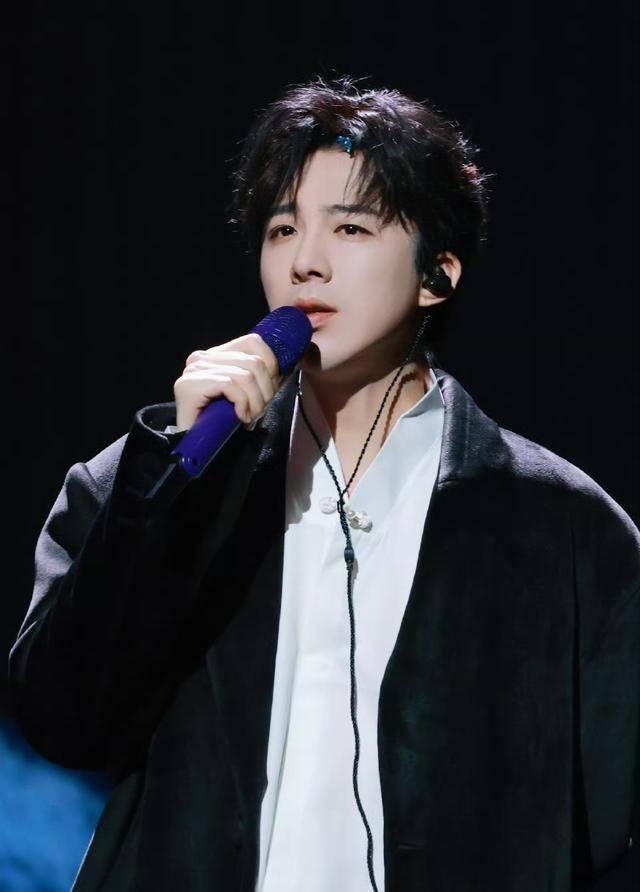 刘宇宁彩排全黑look 蓝发卡紫麦克风巧思细节