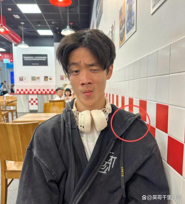 香港地铁偶遇费曼杨阳洋 《爸爸去哪儿》友情再续