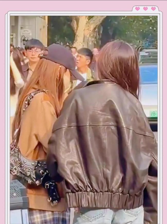 偶遇angelababy和闺蜜逛街 时尚穿搭引关注