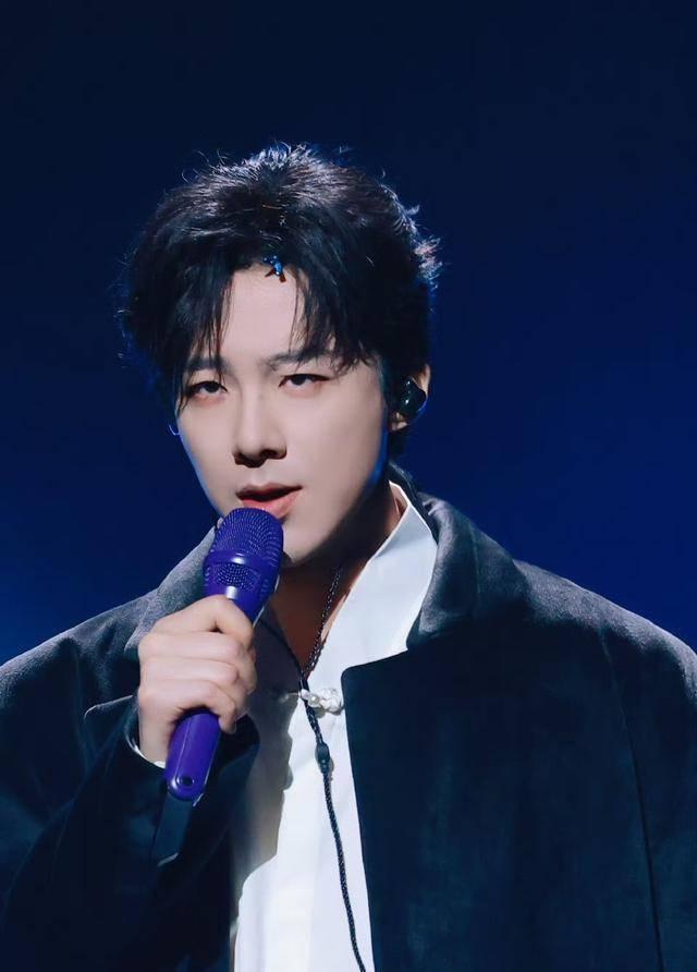 刘宇宁彩排全黑look