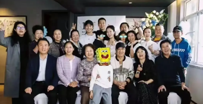 黄晓明与儿子小海绵合体拍全家福