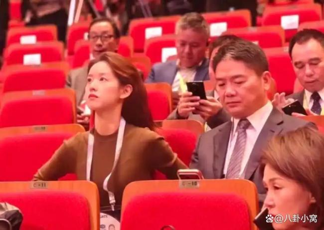 刘强东与章泽天被抓拍 自嘲“没了自信” 土味营销引争议