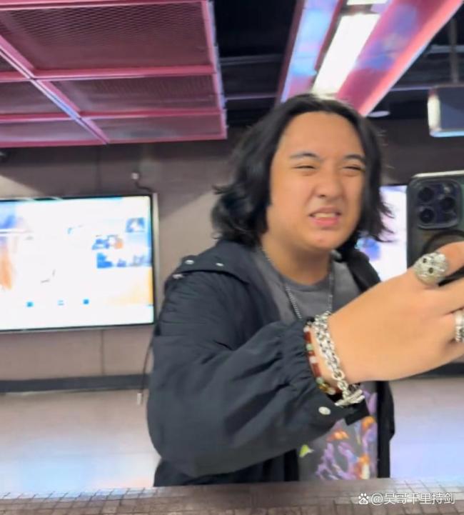 香港地铁偶遇费曼杨阳洋 《爸爸去哪儿》友情再续