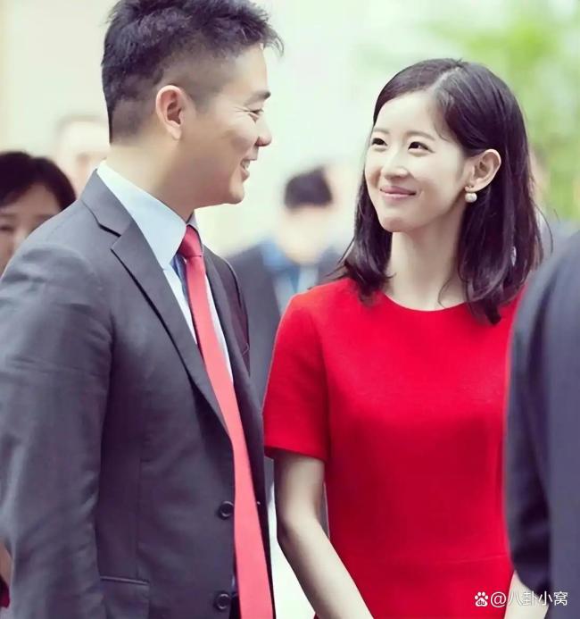 刘强东与章泽天被抓拍 自嘲“没了自信” 土味营销引争议