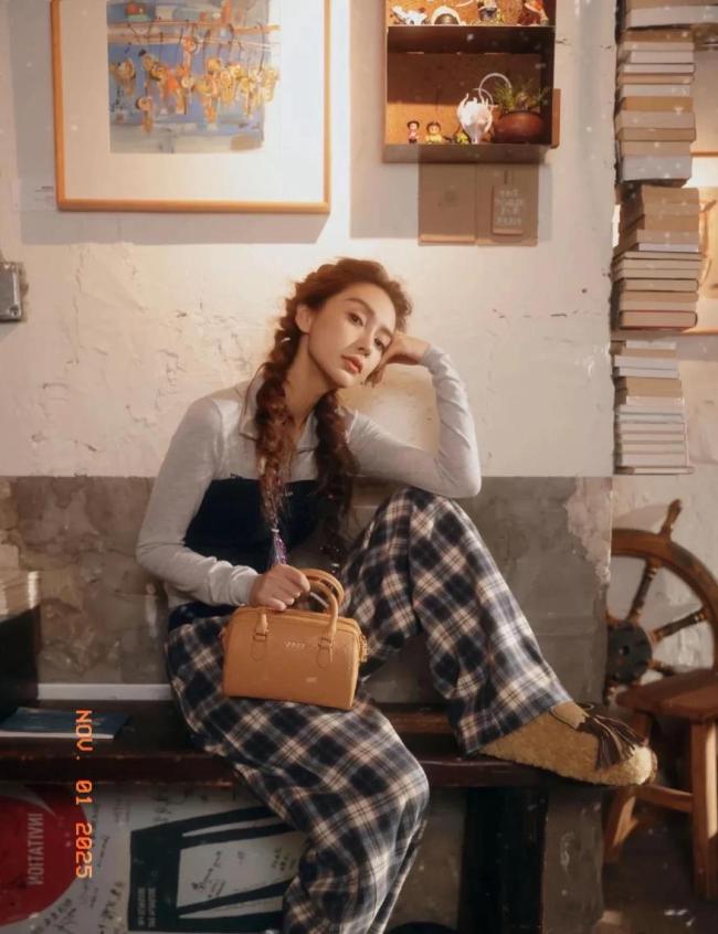 偶遇angelababy和闺蜜逛街 时尚穿搭引关注