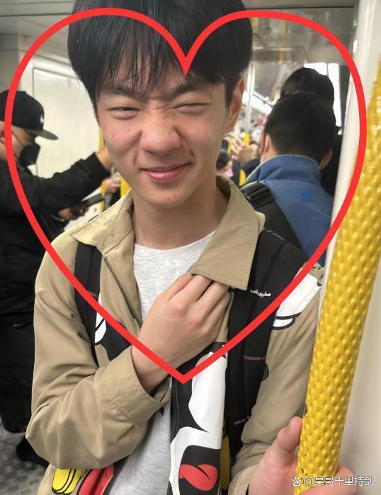 香港地铁偶遇费曼杨阳洋 《爸爸去哪儿》友情再续