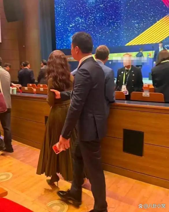 刘强东与章泽天被抓拍 自嘲“没了自信” 土味营销引争议