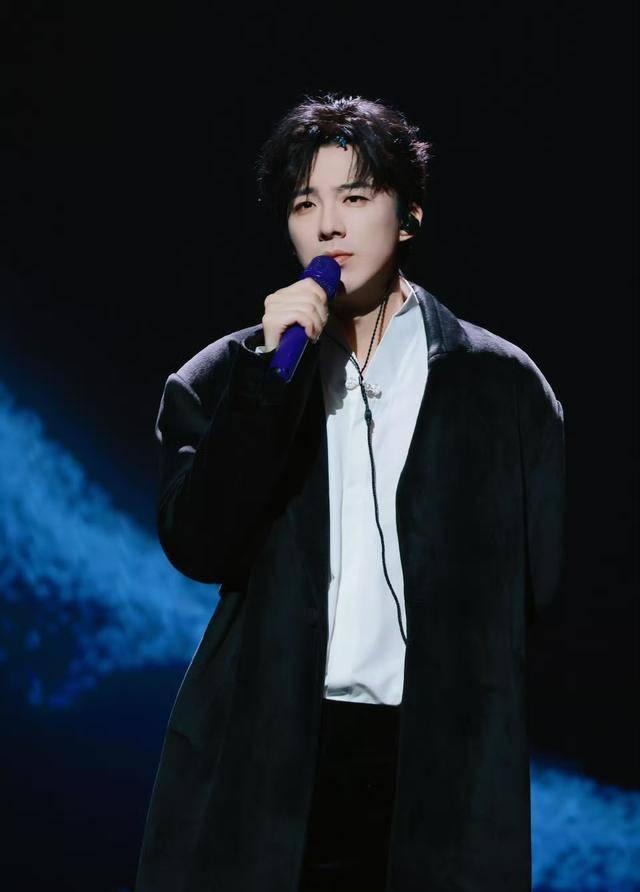 刘宇宁彩排全黑look 蓝发卡紫麦克风巧思细节