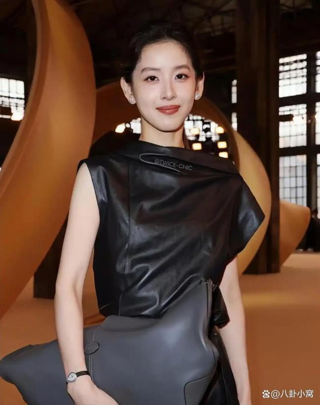 刘强东与章泽天被抓拍 自嘲“没了自信” 土味营销引争议