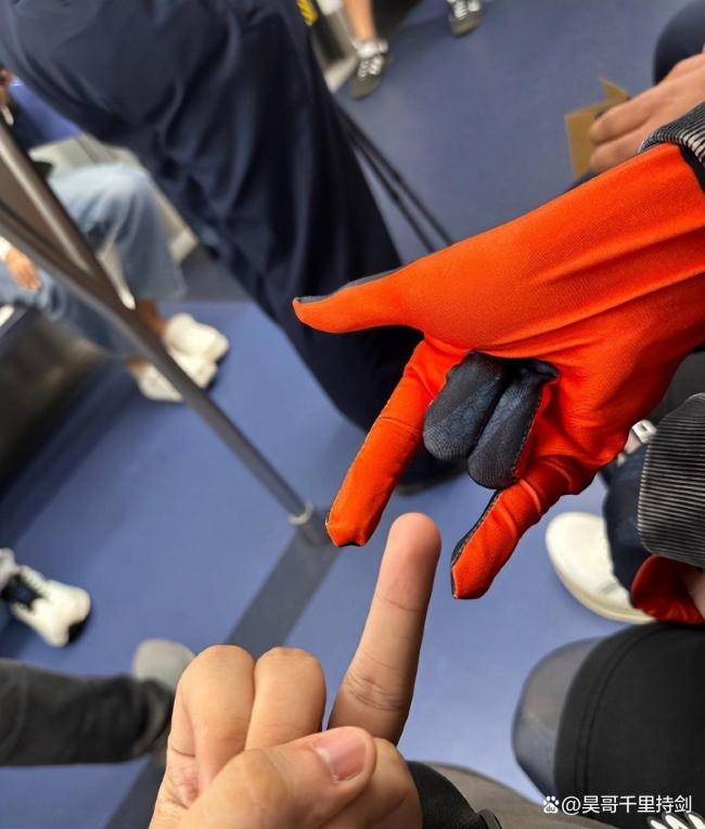 香港地铁偶遇费曼杨阳洋 《爸爸去哪儿》友情再续