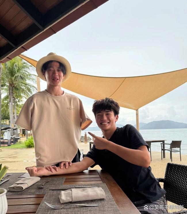 香港地铁偶遇费曼杨阳洋 《爸爸去哪儿》友情再续