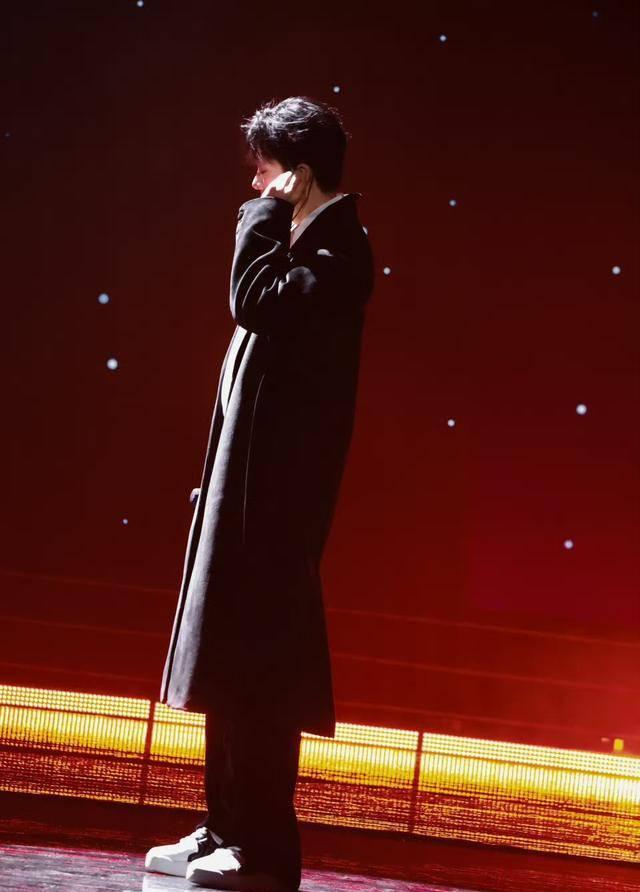 刘宇宁彩排全黑look 蓝发卡紫麦克风巧思细节