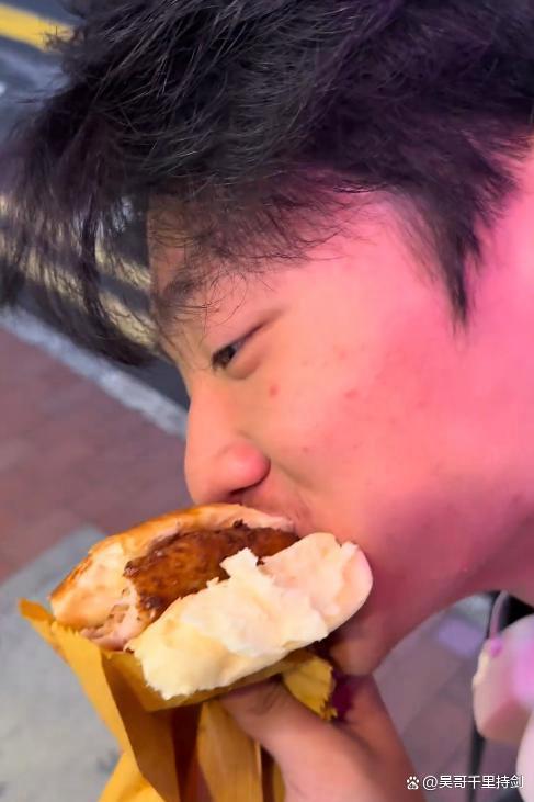 香港地铁偶遇费曼杨阳洋 《爸爸去哪儿》友情再续