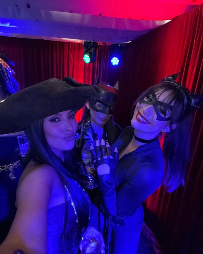 参加万圣节派对，鲁本-迪亚斯和女友化身海盗