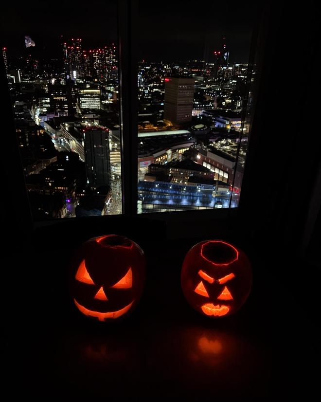 参加万圣节派对，鲁本-迪亚斯和女友化身海盗