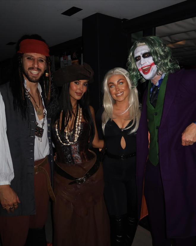 参加万圣节派对，鲁本-迪亚斯和女友化身海盗