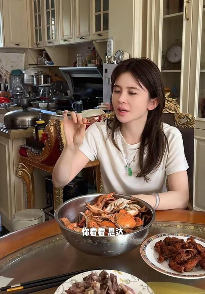 赵樱子直播曝一线男友姓张，系仙侠剧顶流比她小11岁，你能猜出吗