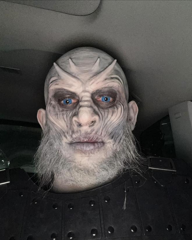 参加万圣节派对，鲁本-迪亚斯和女友化身海盗