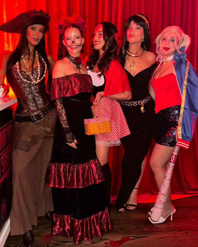 参加万圣节派对，鲁本-迪亚斯和女友化身海盗