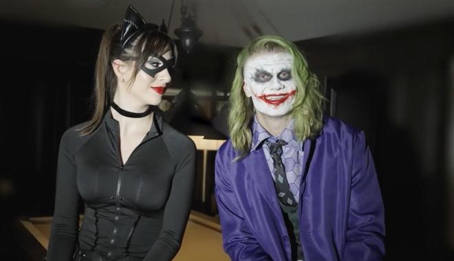 哈兰德万圣节扮成小丑出门买尿布，回来时女友扮成猫女