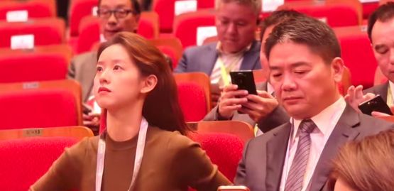 嫁给刘强东10年，章泽天面相大变