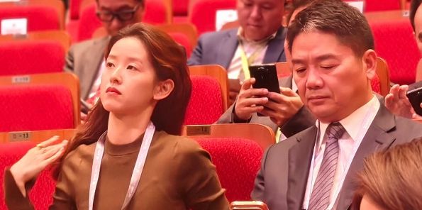 嫁给刘强东10年，章泽天面相大变