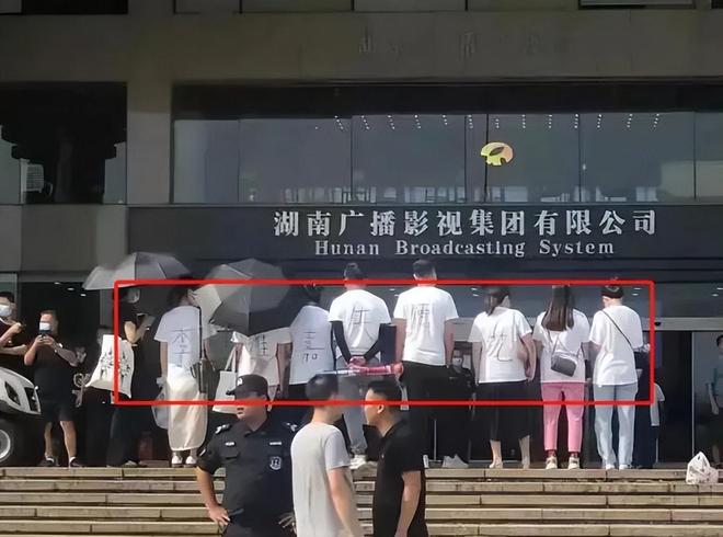 曝快乐家族将合体回归！网友反应两极化，吐槽收礼事件不了了之