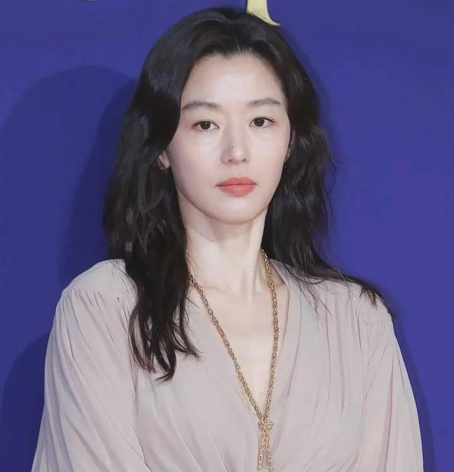 全智贤近况曝光！44岁了放弃谍战剧去拍偶像剧，资源降级遭群嘲