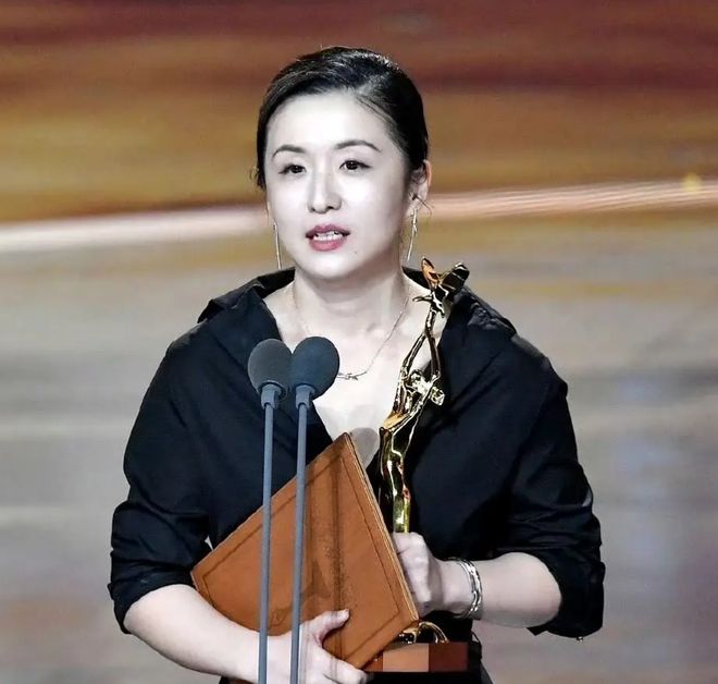 秦雯保不住了！袭警事件启动调查，新剧连夜撤档，官媒呼吁通报