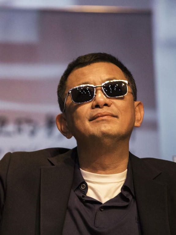 对王家卫导演“墙倒众人推”是容易的