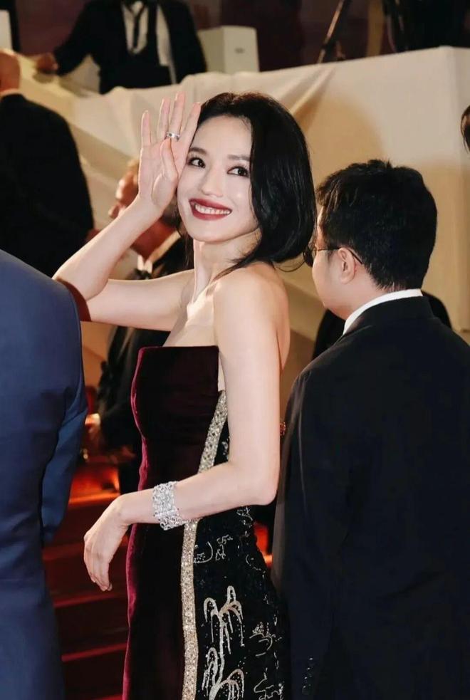 预定年度十佳！49岁的舒淇，杀疯了