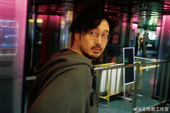 人气小生被掰弯了？王传君示好白百何？王祖蓝当大学教授？欧弟将移民日本？姨太问答