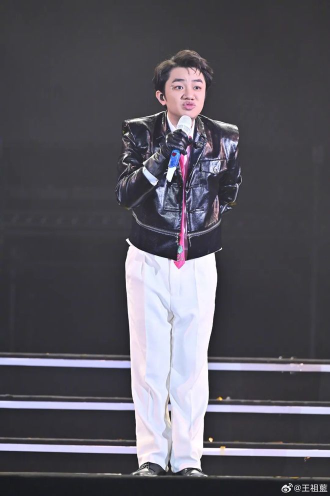 人气小生被掰弯了？王传君示好白百何？王祖蓝当大学教授？欧弟将移民日本？姨太问答