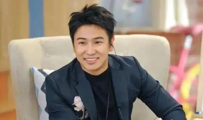 人气小生被掰弯了？王传君示好白百何？王祖蓝当大学教授？欧弟将移民日本？姨太问答