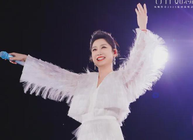 玲花时隔4个月单人复出，曾毅近照憔悴暴瘦，凤凰传奇合体艰难