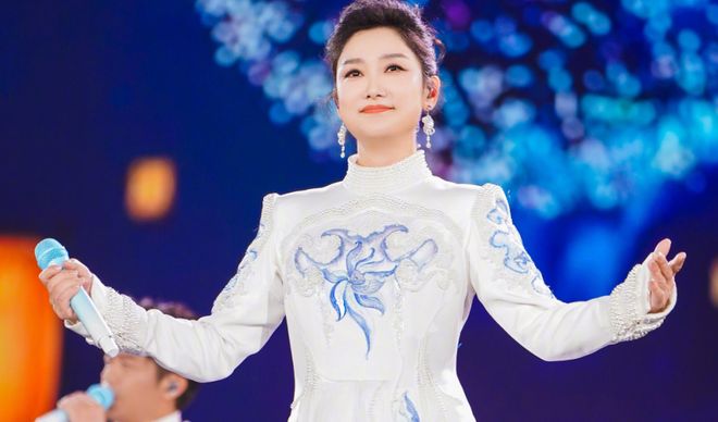 玲花时隔4个月单人复出，曾毅近照憔悴暴瘦，凤凰传奇合体艰难